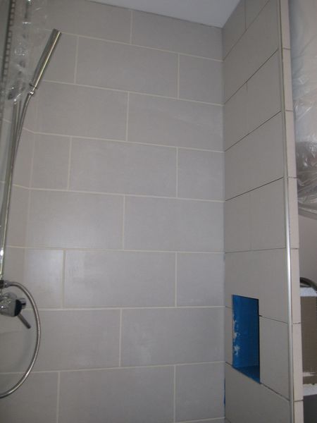 Carrelage du panneau intérieur de douche.
