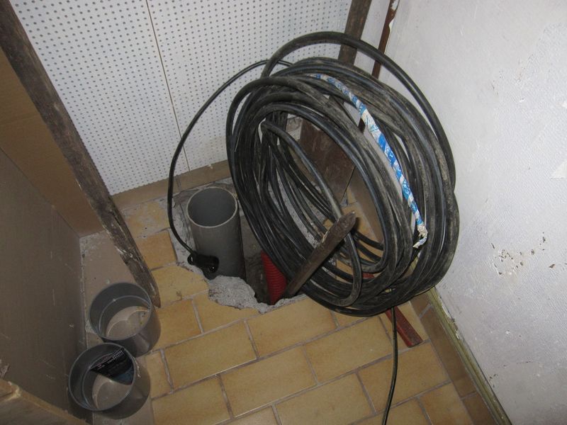 Passage de la gaine du câble électrique (l'élément déco qui manque à votre cuisine...).