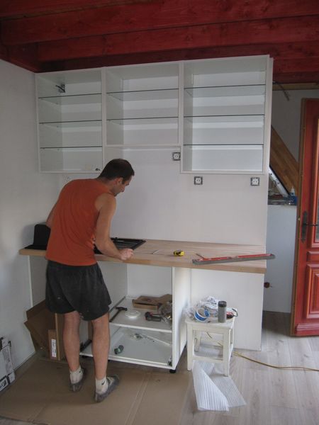 Reste notamment à récupérer et installer les façades de meubles qui sont en commande. L'emplacement de droite est pour le petit frigo.